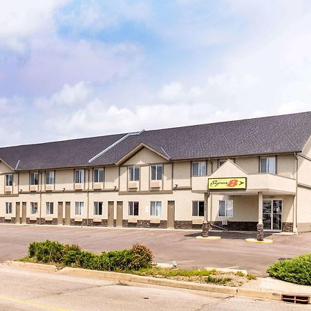 Super 8 By Wyndham Strathmore Ngoại thất bức ảnh