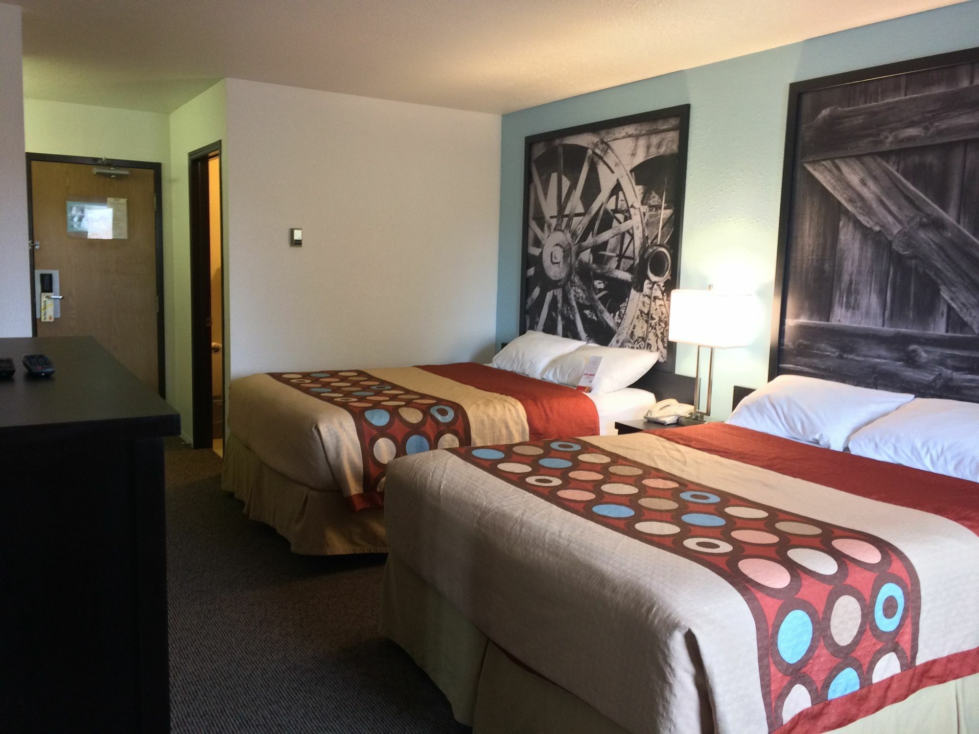 Super 8 By Wyndham Strathmore Ngoại thất bức ảnh