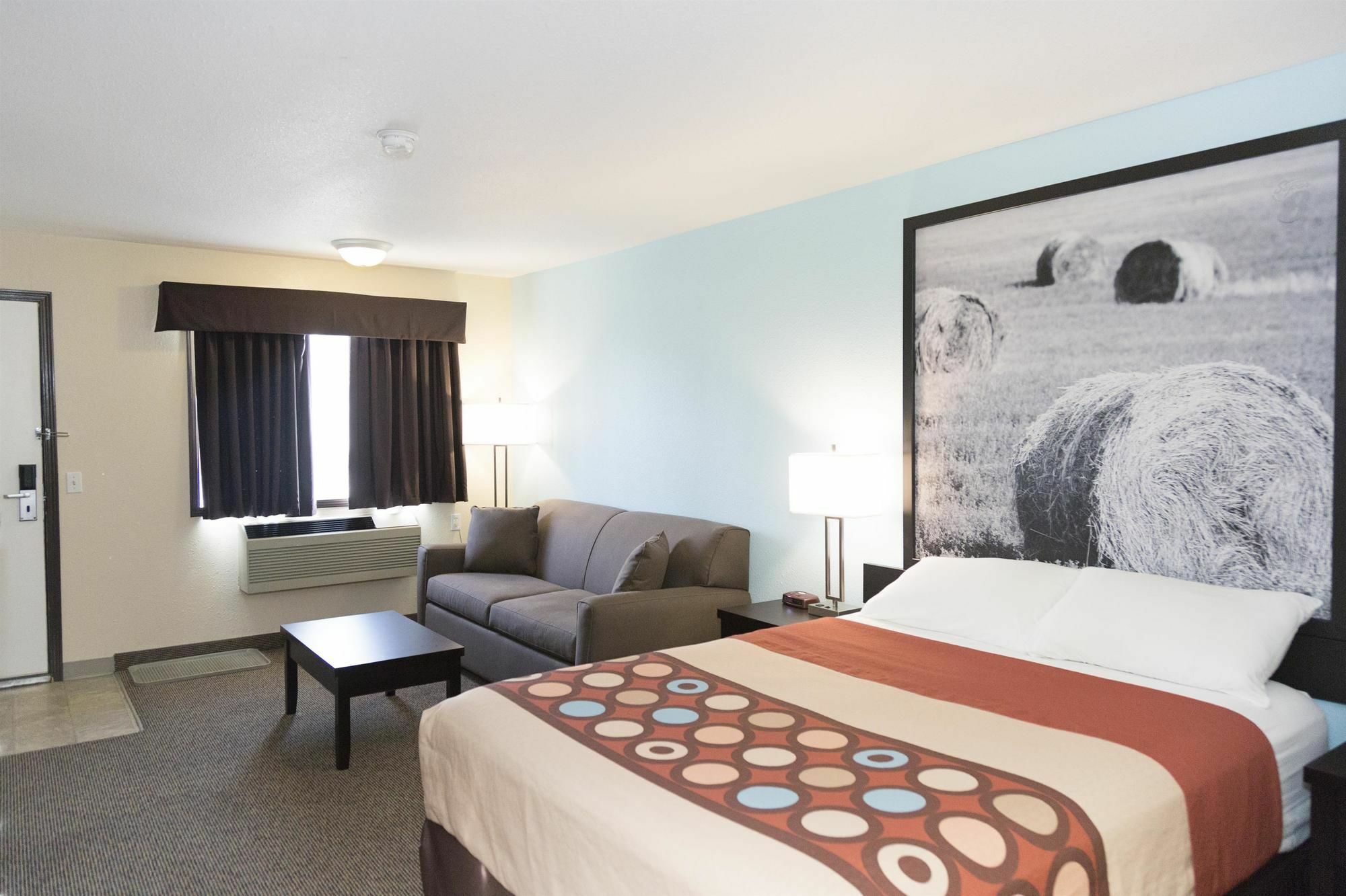Super 8 By Wyndham Strathmore Ngoại thất bức ảnh
