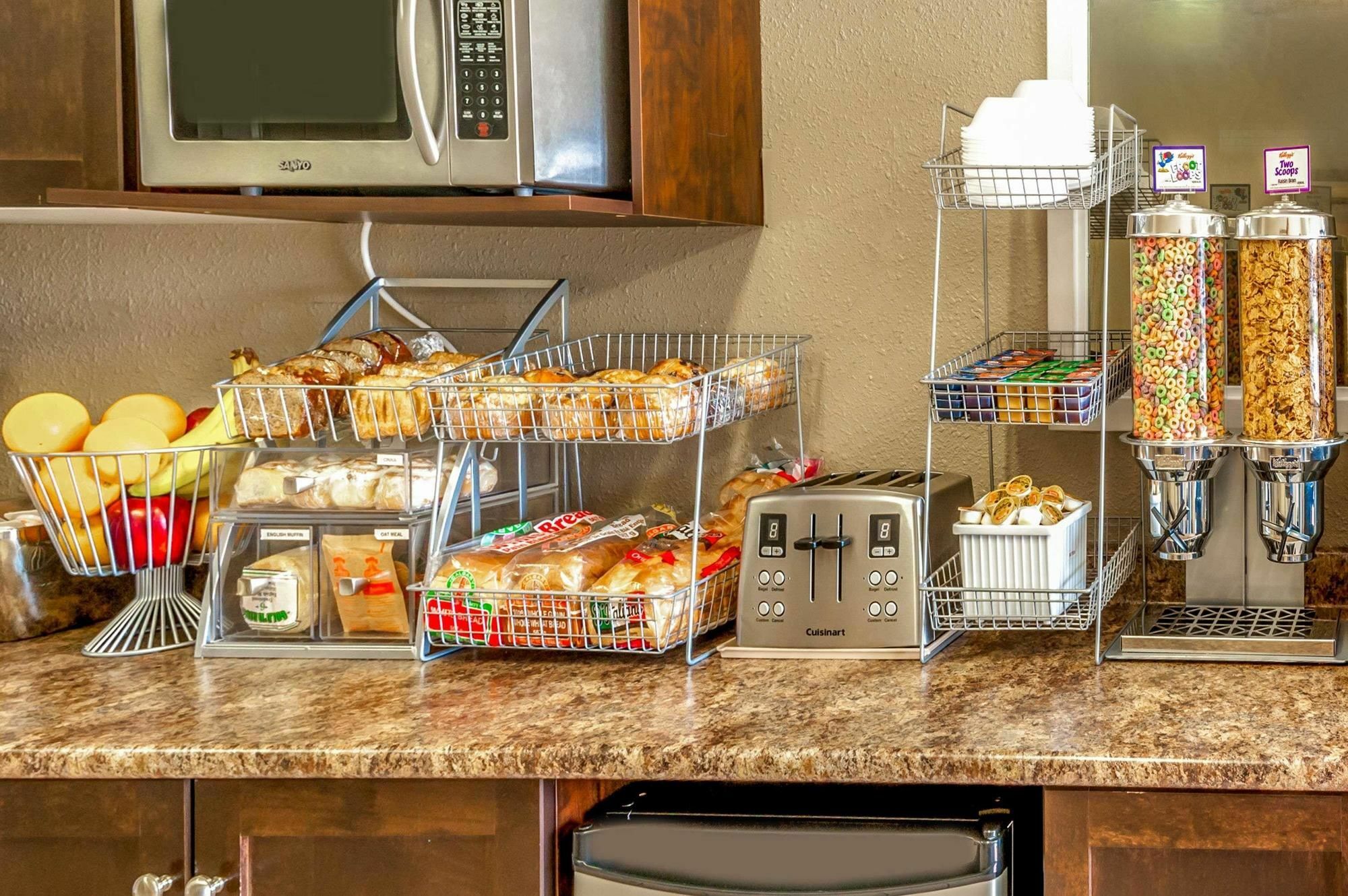 Super 8 By Wyndham Strathmore Ngoại thất bức ảnh